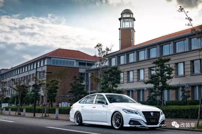 代皇冠会不会在国内上市早已成为一个争议的话题了,但在日本,各大改装