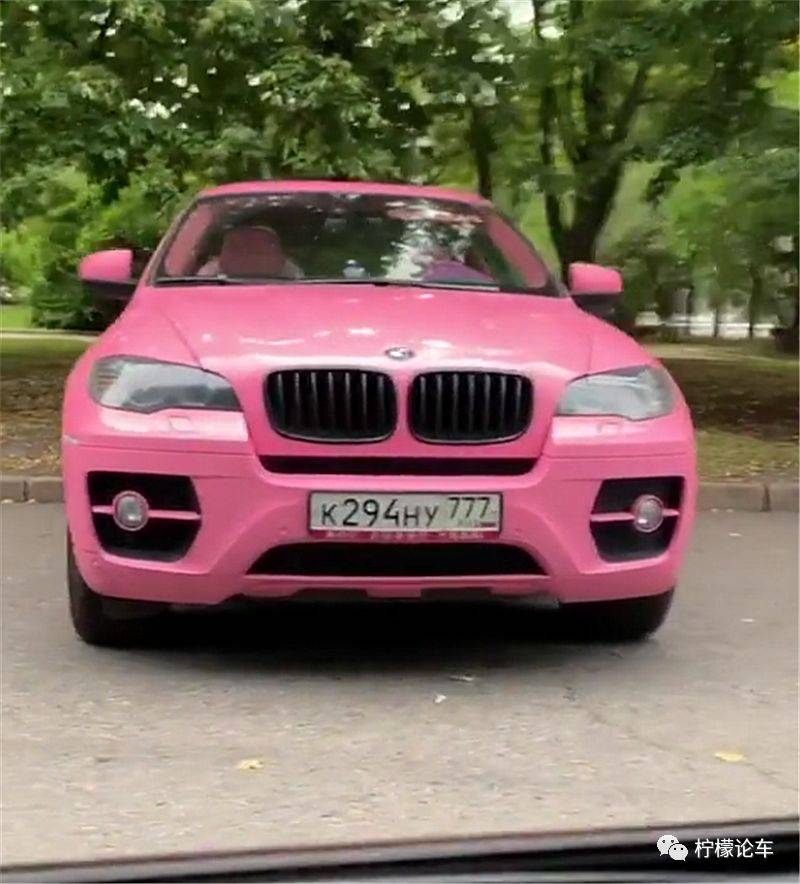 120万宝马x6现街头,全车"少女粉",里外都是粉色,回头率颇高