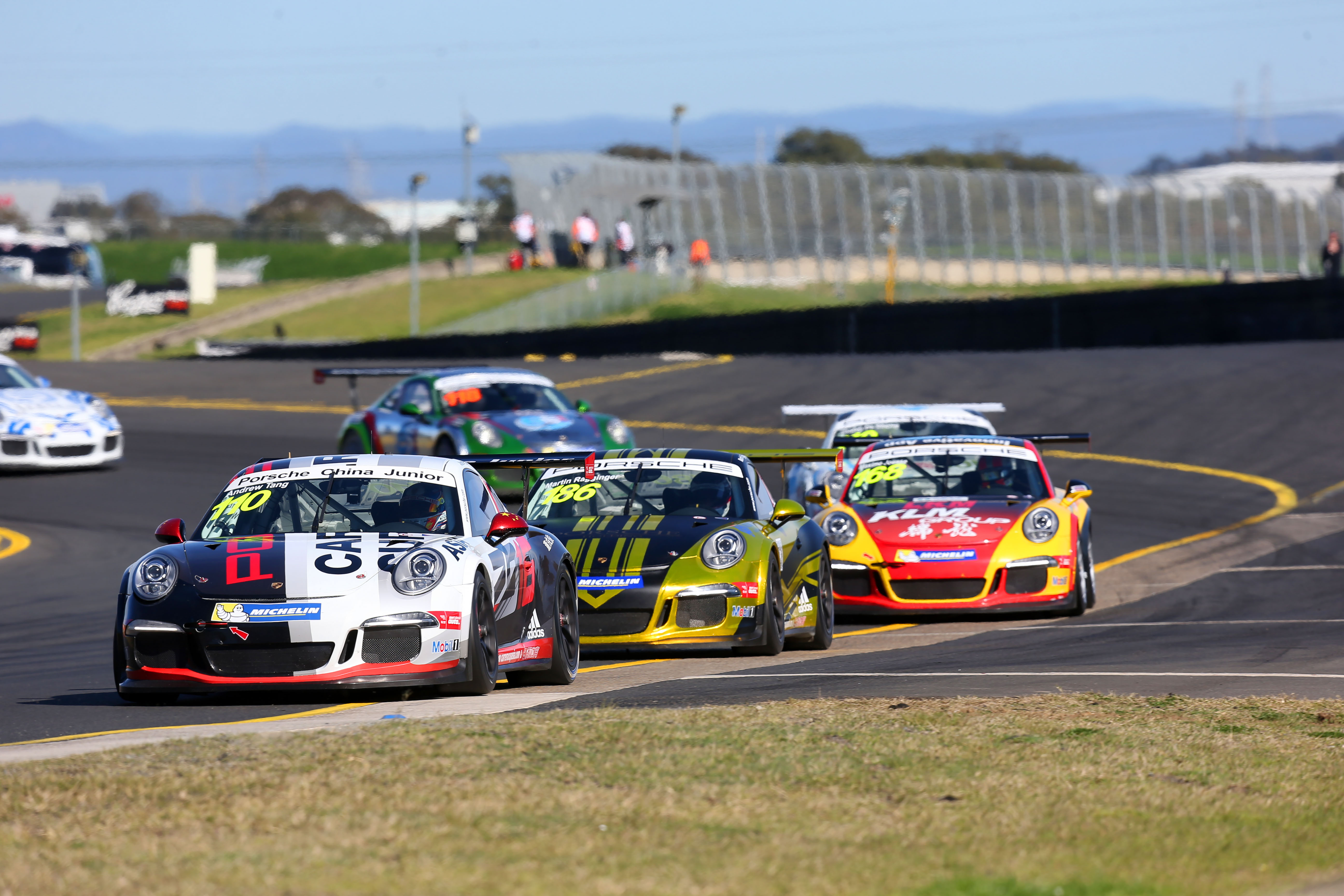 盖楼为保时捷卡雷拉杯新加坡赛车手们加油