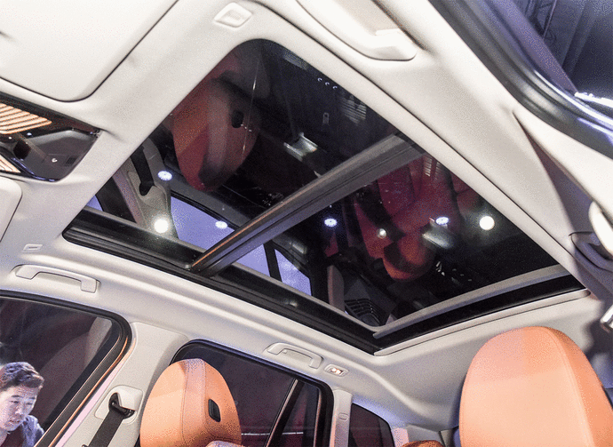 分段式的全景天窗也是全新x3新增的配置,采光面积有所增加,相信会颇受