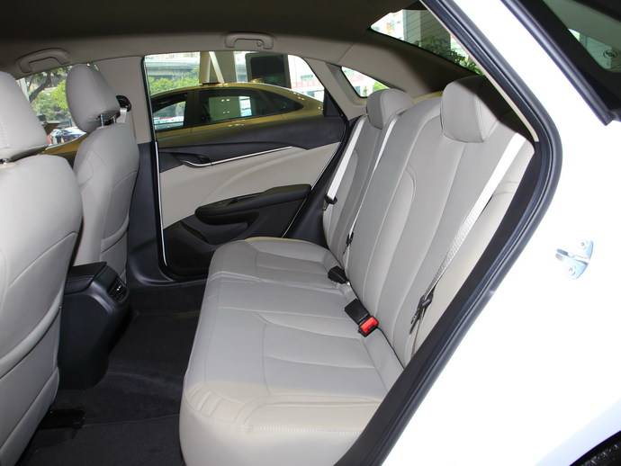 别克英朗后座如何放倒