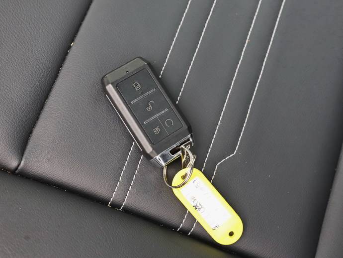 比亚迪秦钥匙怎么换电池