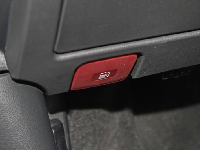 奇瑞油箱盖怎么打开