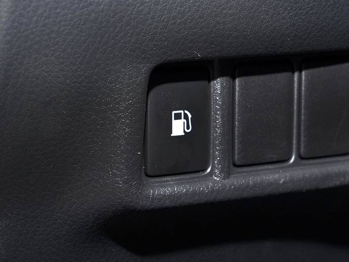 丰田chr油箱盖开关在哪里