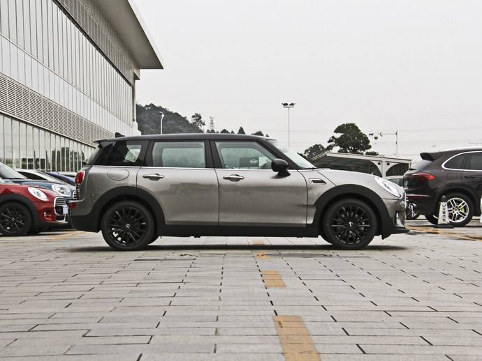 宽敞行李箱的灵活配置功能进一步增强,两个后门让行李装载变得非常