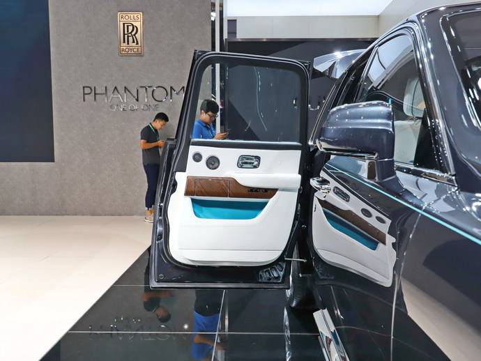 其中伞的下面刻有古德伍德(goodwood)和劳斯莱斯(rolls-royce)的英文