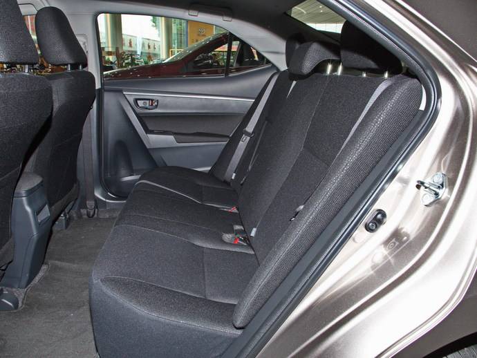 中高配卡罗拉车型的后排座椅顶部设置有卡扣式固定开关,靠背和座垫