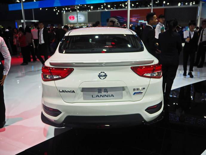 日产蓝鸟后面的英文标志是什么