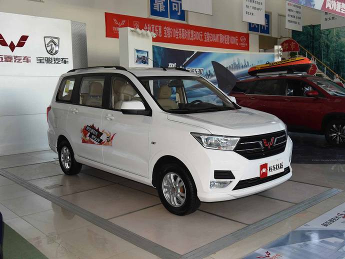 五菱宏光s车型无论是5座,7座或者8座,他们的主要区别在于座位的布局不