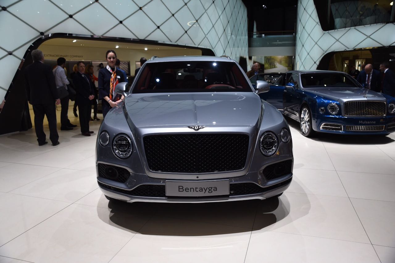 「直击日内瓦」宾利添越新增"入门版",v8发动机,4.5秒破百!