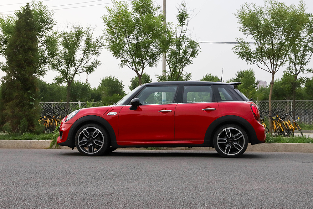 混迹于时尚圈儿的小野兽 试驾mini cooper s赛车手五门版