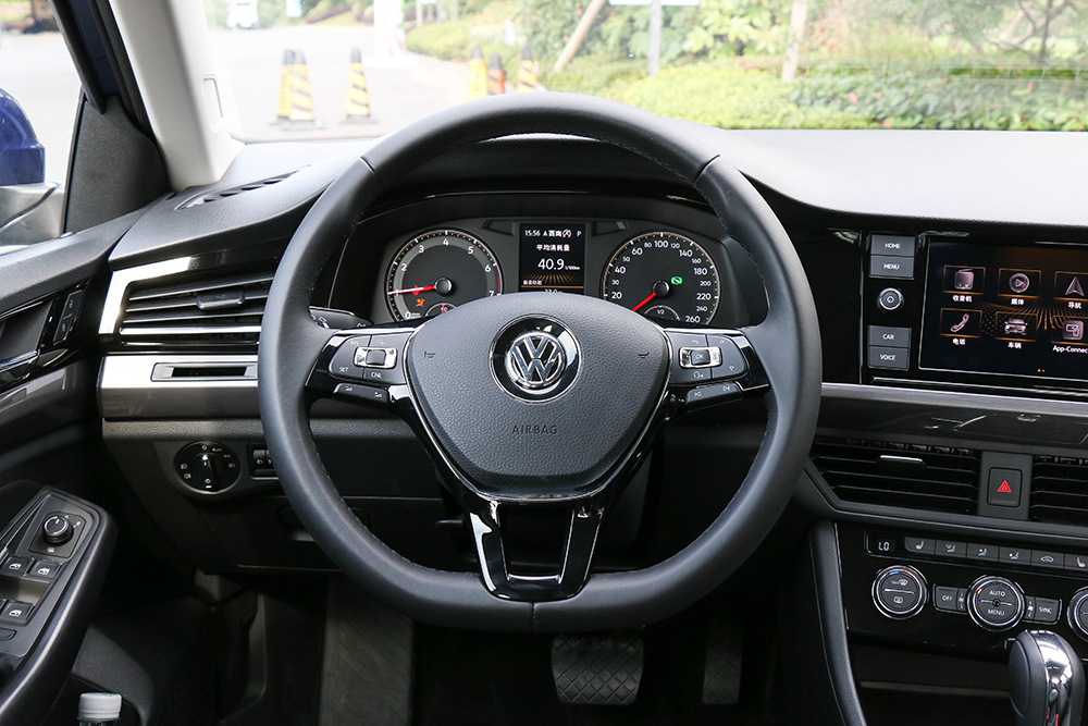 宝来的内饰采用了最新的家族化设计,整体感非常强,而且中控台与车门内