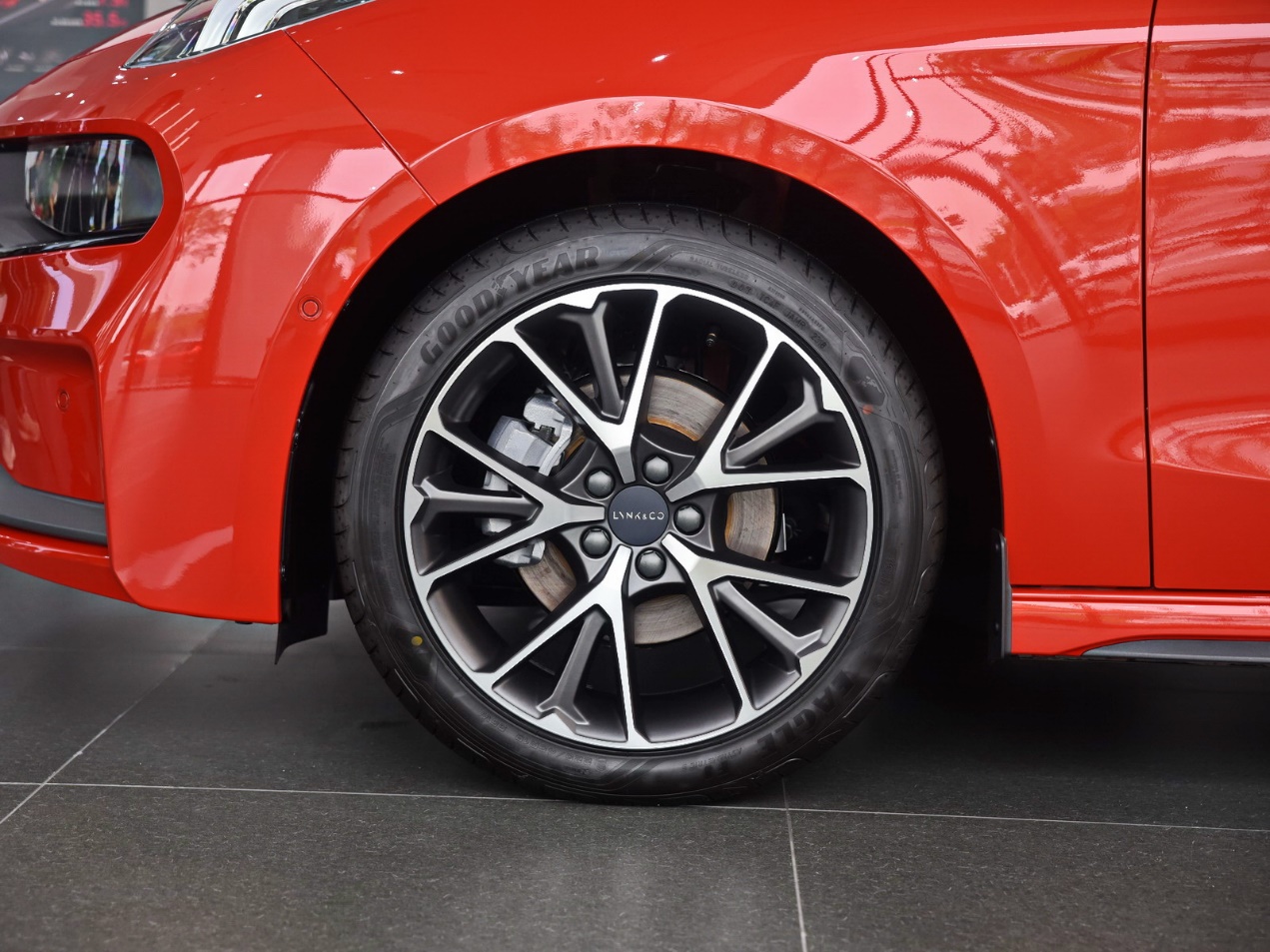 与之匹配的轮胎为以性能操控为需求的固特异eagle f1 asymmetric 3