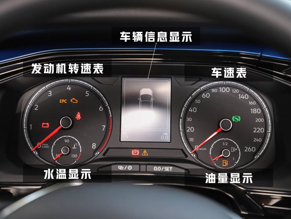 布局也很常规,左侧为转速表,水温显示,中间为行车电脑显示屏,可以显示