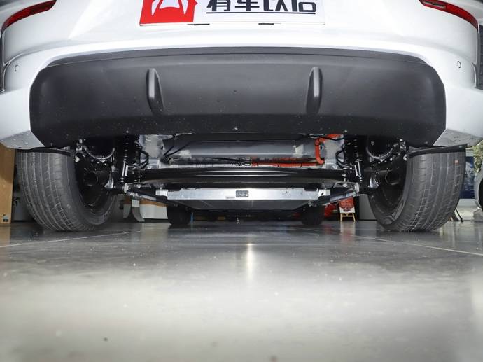 底盘上,比亚迪e2采用前麦弗逊式独立悬挂 后扭力梁式非独立悬挂的组合