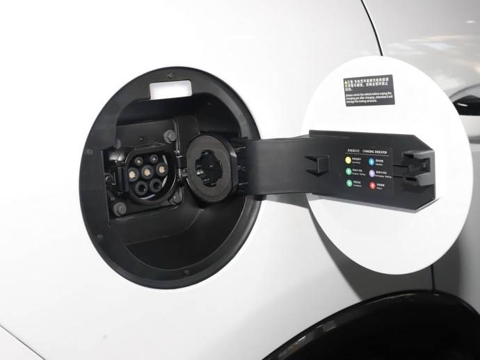 广州的两家店龙星行和中山大道仁孚怡邦店内均可提供24小时充电桩供