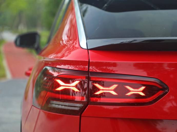 与探岳相比,探岳x的尾灯更加扁平,灯腔内部还有"x"型装饰,点亮后拥有