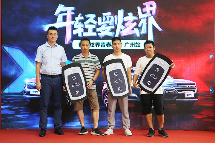 并举行了隆重的交车仪式并为他们颁发了钥匙