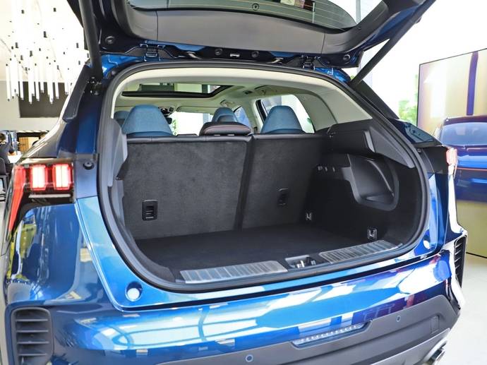 根据175cm体验者展示,调整好前排座椅,坐进领克06的第二排,膝部空间有