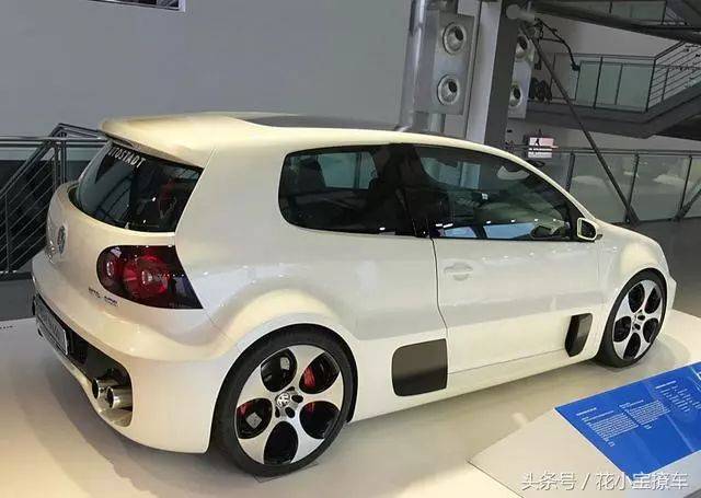 12缸的小钢炮全球仅一辆后置发动机连超跑都只配吃尾气