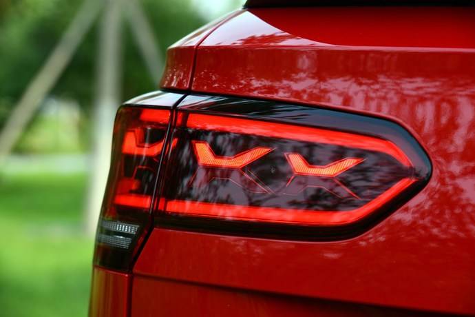 为了迎合布局更加紧凑的车尾,探岳x的尾灯也变得更加宽大,扁平,每一侧