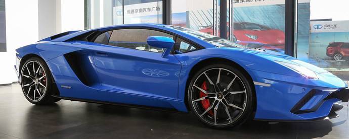 兰博基尼(lamborghini),它还有别名是蓝宝坚尼(台译),林宝坚尼.