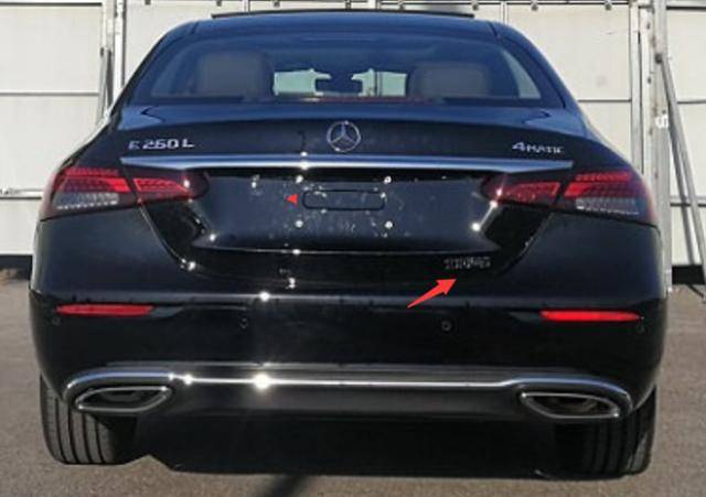 国产奔驰e级已下线车友车屁股上的标志不贴更好