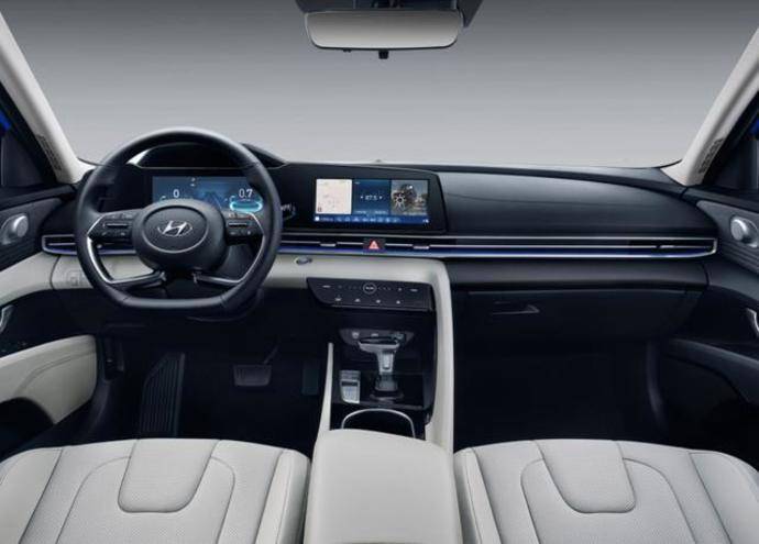 内饰方面,全新伊兰特的内饰风格有些类似于第十代索纳塔,无论是四幅式