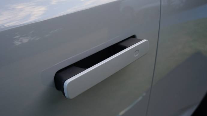 1.隐藏式车门把手具备防夹手功能