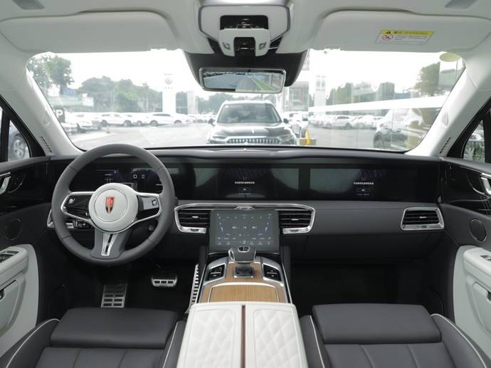 打开车门,可见红旗e-hs9的内饰同样采用比较突出"科技感"的设计,首先