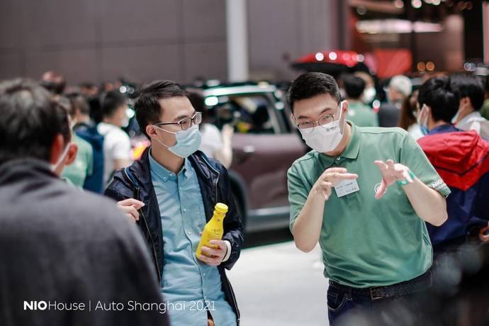 而真正的工作人员,包括蔚来的全职员工和车主志愿者所穿着的服装并不