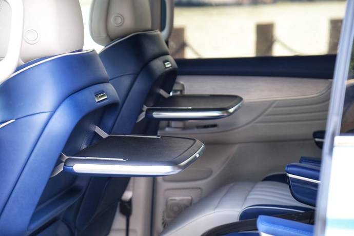 来到车内,2022款荣威imax8的内饰布局与别克gl8颇有几分相似,不愧是