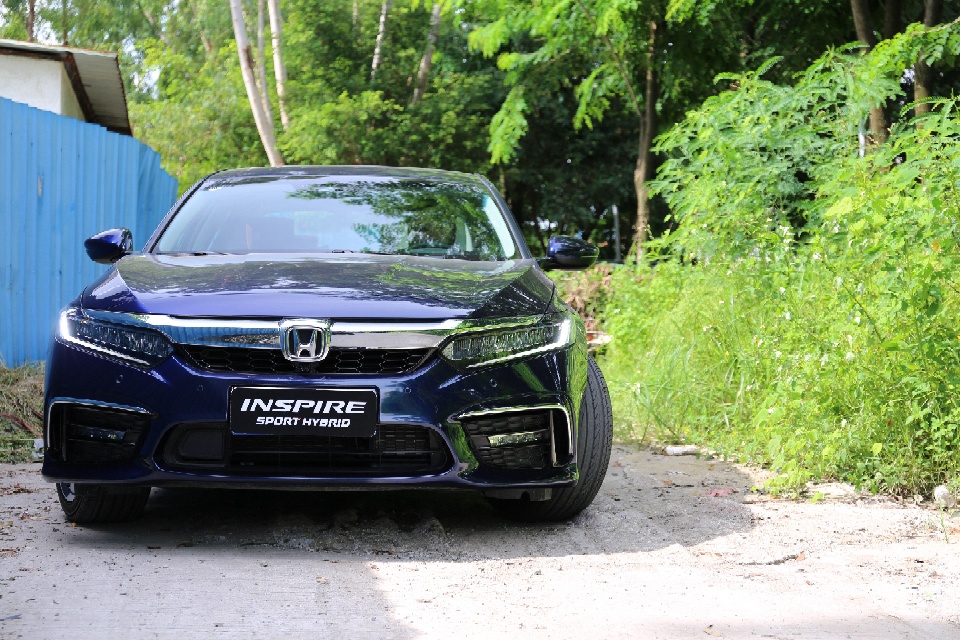 配备honda sensing 城市道路安全辅助系统,图片中网下方就是雷达感应