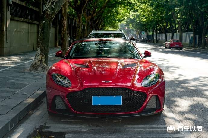 英伦敞篷绅士极致红阿斯顿马丁dbsvolante