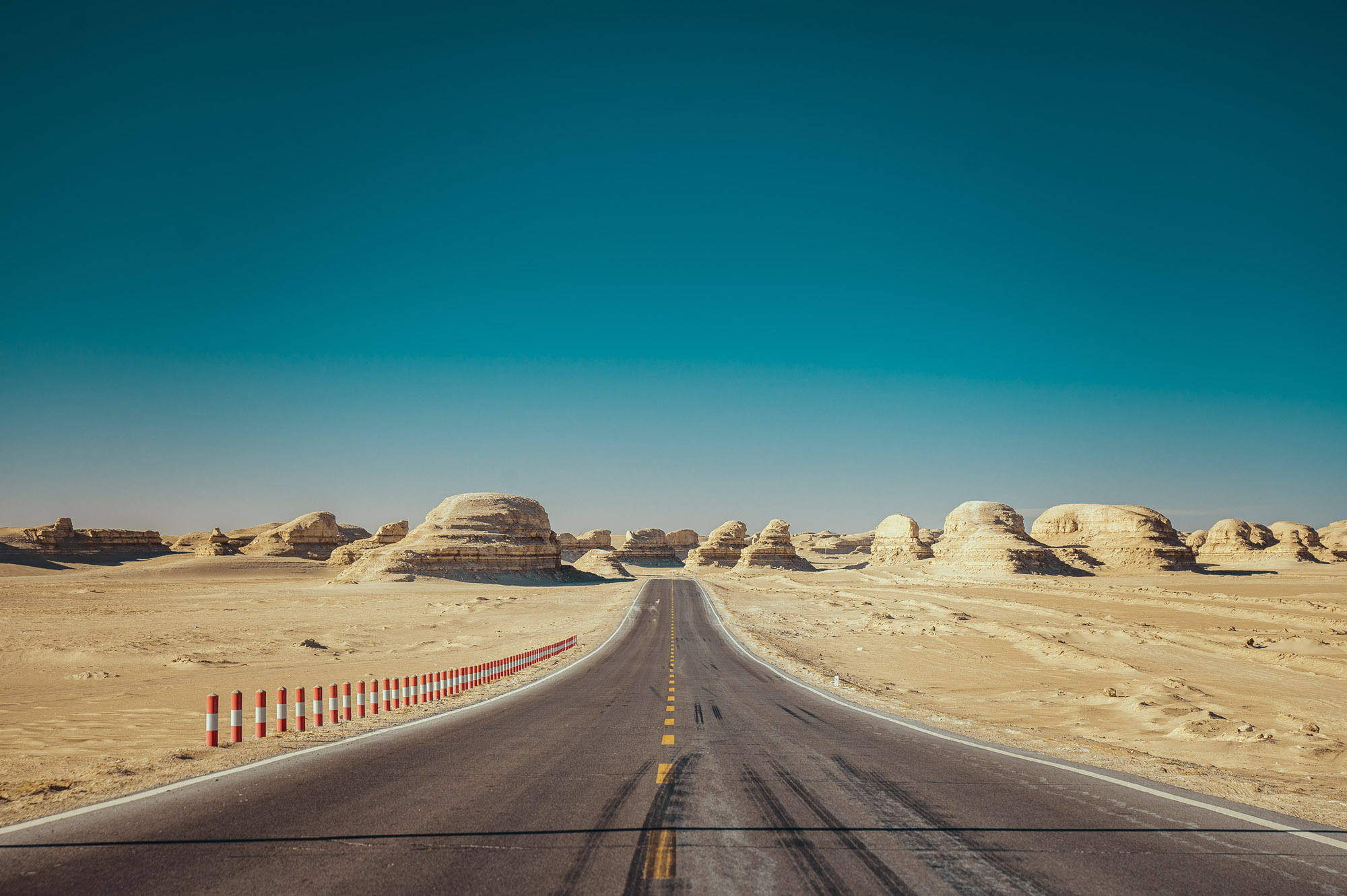 接近水上雅丹风景区时,315国道穿越的这片雅丹地貌算是此行中最为壮观