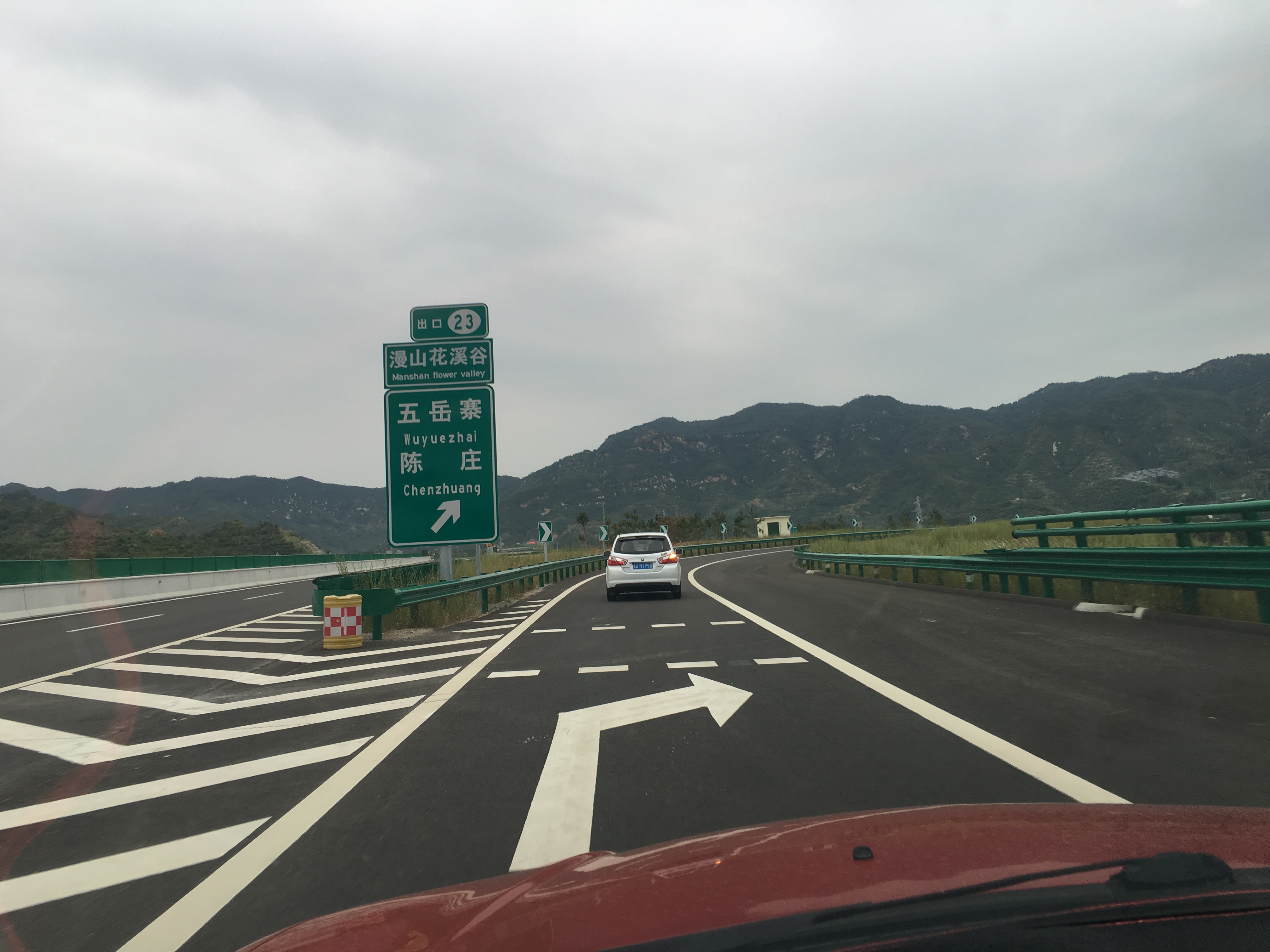 终于看到目的地的标示牌了,也是下高速的时候了,这边的景点其实真的不