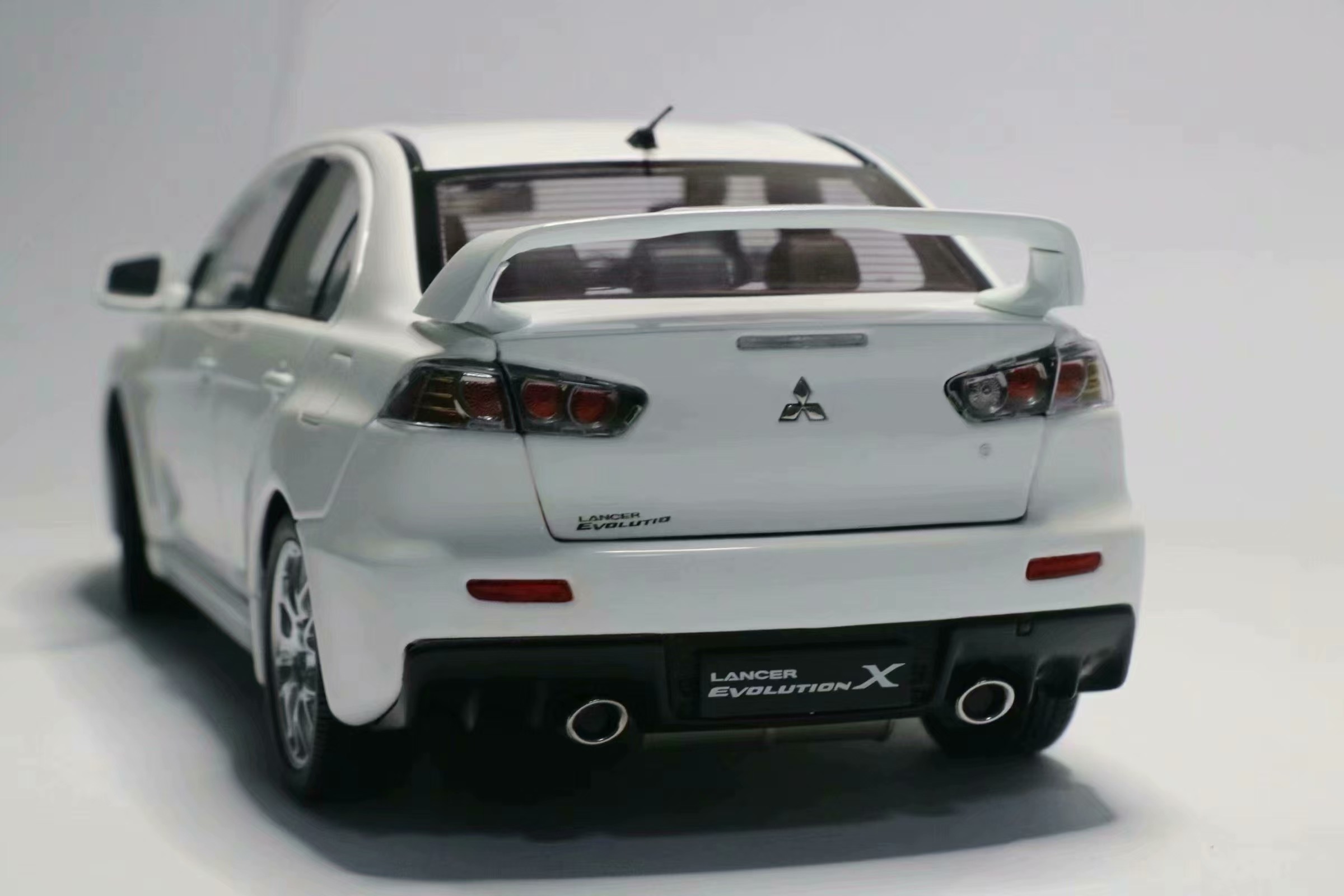 尾箱上的尾翼提供了足够的下压力,还可以当桌子,在上面吃个外卖是不是